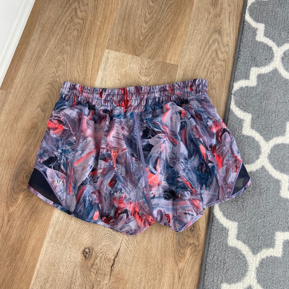 Lululemon Hotty Hot High-Rise Lined Short 2.5” - Picture 4 of 6